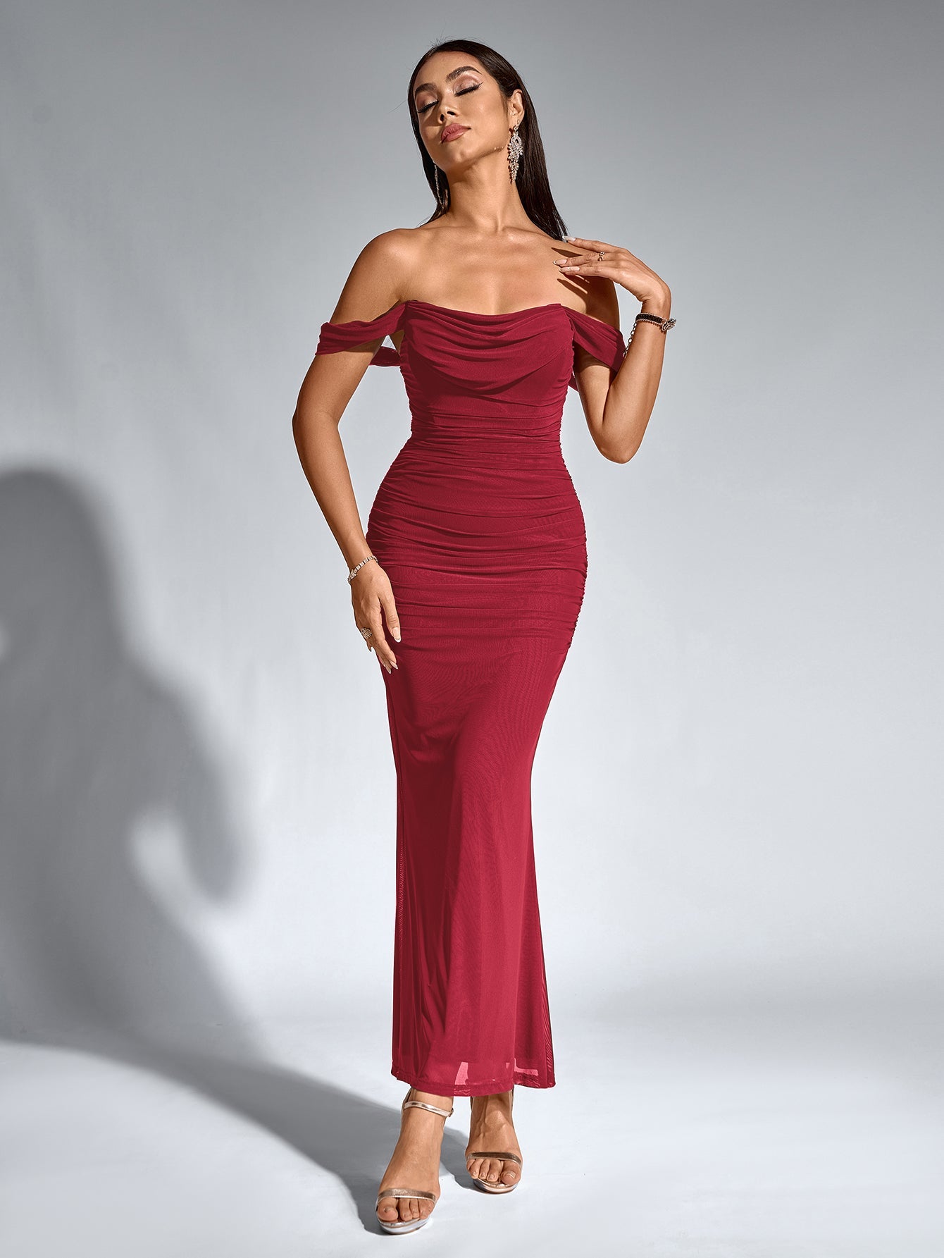 Robe À Épaules Dénudées, Froncée & Zippée Dans Le Dos